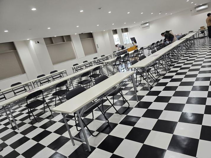 はこプレイス3F「アダプトホール」 - 函館フリースタジオ＆フリースペース「はこプレイス」