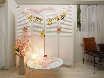 ホワイトルーム右手白壁はバルーンなどの飾り付けは禁止とさせていただきます。代わりにパーティションをクローゼットから移動してそこに飾りつけしてください。 - スペースボン スペースボン　上前津 Gemini のその他の写真