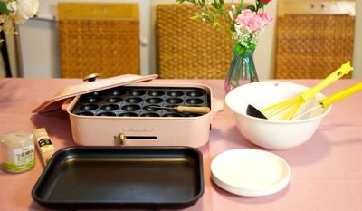 オプションのBRUNOタコパセット、プレートを変えればパンケーキやお好み焼きも！串やボール、軽量カップ、泡立て器、お玉など調理に必要な器具とマニュアルも完備 - スペースボン スペースボン　上前津 Gemini の設備の写真