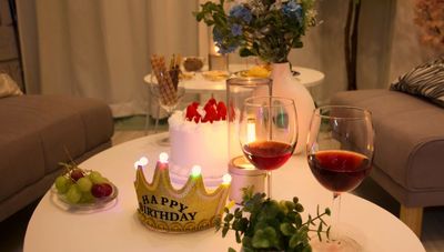 ダミーケーキやパーティクラウンの他、LEDキャンドル、happy birthdayバルーン、電動エアポンプ、たすきやガーランドなども無料でお使いいただけます。 - スペースボン スペースボン　上前津 Gemini の設備の写真