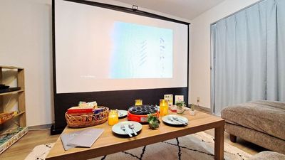 大きなソファでくつろぎながら、大迫力の映像をお楽しみいただけます🎥 - シアタープラス神戸元町 シアタープラス神戸元町（シアター・パーティルーム　）の室内の写真