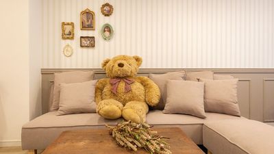 ソファには大きなくまさんが🧸🤎 - milk party and studioの室内の写真
