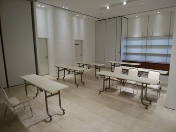 スクール形式
 - イベントホール洛央 Ｂ面（小ホール）の室内の写真