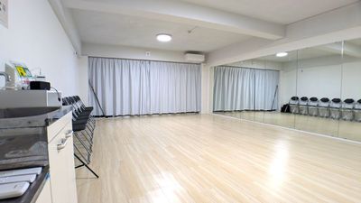約38㎡の広々としたスタジオ
幅6.3m×高さ1.8mの鏡完備 - レンタルスタジオEloa　天王寺店 ヨガ・ピラティス用スタジオEloa 天王寺店の室内の写真