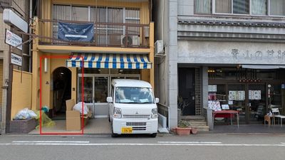 建物入り口
「石村庚申ビル」の看板が目印 - レンタルスタジオEloa　天王寺店 ヨガ・ピラティス用スタジオEloa 天王寺店の外観の写真