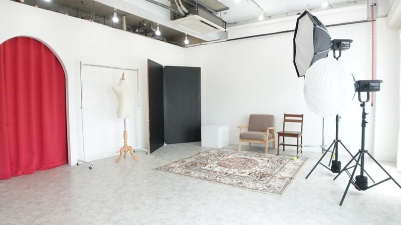 真南の窓から自然光の入るスタジオ。豊富な撮影機材と背景紙３色が無料でご利用いただけます。 - サモスタ中野店の室内の写真