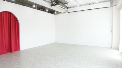 シンプルな白壁とコンクリ調床のスタジオ - サモスタ中野店の室内の写真