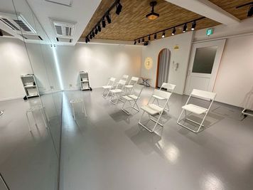 チェアヨガ等にも利用いただけます。 - OBOスタ松原の室内の写真