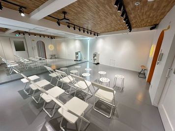 小規模な発表会、講演会利用イメージ - OBOスタ松原の室内の写真