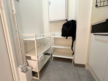 白い棚は荷物置きとしてご利用頂けます。 - OBOスタ松原の設備の写真