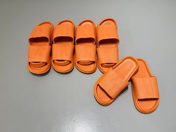 オレンジ色スリッパ（24cm-24.5cm）×5個 - OBOスタ松原の設備の写真