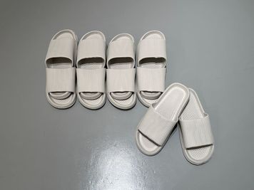 グレー色スリッパ（27cm-27.5cm）×5個 - OBOスタ松原の設備の写真