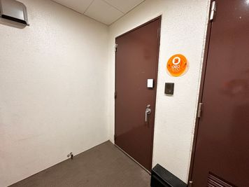 入口横にもアクリル看板が設置されています。こちらの扉からお入りください。 - OBOスタ松原の入口の写真