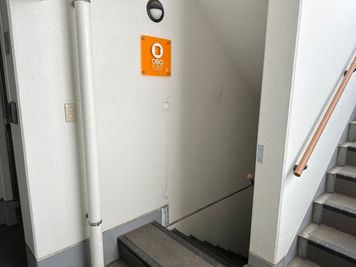 スタジオのあるB1へいく階段横にも看板が設置されています。 - OBOスタ松原の外観の写真