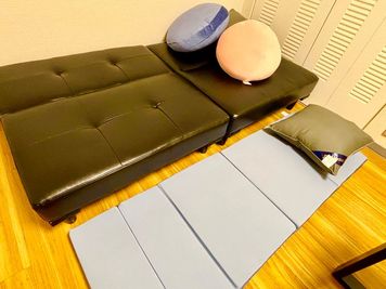 ダブルベッドの大きさのソファベッドに変形が可能です✨
マットレスもあるので複数名でも長時間お休みが可能です☺️
シャワーもあり快適空間☘️ - グリーンルーム　柏 ☘️グリーンルーム 柏☘️の室内の写真