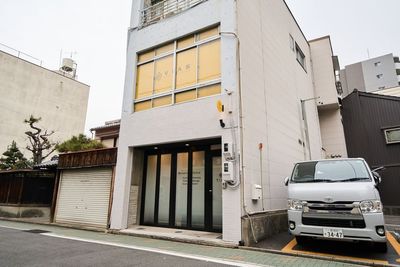 テナント外観。建物隣がコインパーキングです。 - VIAS 2回目以降の方はこちら【完全個室＋備品完備】レンタルサロンの外観の写真