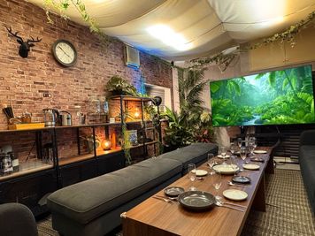 アーバンジャングルにリニューアル!!🌿神田駅徒歩5分🚃本格電気式ピザ窯🍕75インチ大画面テレビ📺14名ソファー席🛋️ - ブリックス神田