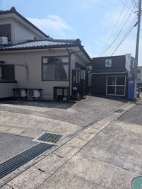 普通車2台駐車可能。
ト音記号の看板が目印。のぼりあり。 - みちぞえ音楽教室、ピアノレンタル（シゲルカワイ） ピアノレンタルスペースの外観の写真