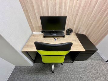 【個室なので、Web会議や電話など声出し可能です※大音量での会話やスピーカー再生はNG※】 - テレワークブース蒲田 ブース01の室内の写真