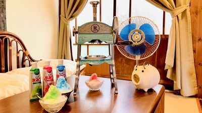 かき氷でクールダウンはいかがですか🍧
氷とシロップはご用意してるので、楽しくつくってお召し上がりください！🌻 - 蝶屋 設備豊富 キッチン付古民家一棟貸しの設備の写真