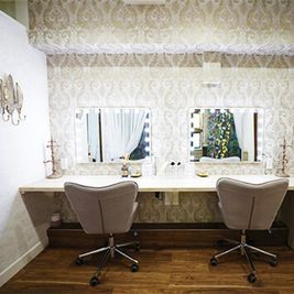 メイクスペースでは2人同時にヘアメイク可能 - Studio anne STUDIO anneの室内の写真
