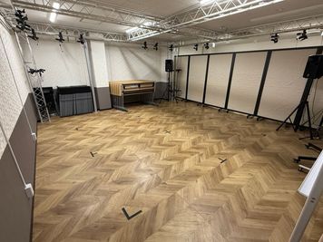 レイアウト自在で簡易防音仕様
楽器の練習や軽めのエクササイズにもご利用いただけます。
(90〜95dB程度までの音量目安) - いいオフィス松山 by COMOL 千舟町 大会議室の室内の写真