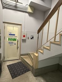 階段で2階へ - いいオフィス松山 by COMOL 千舟町 大会議室の室内の写真
