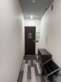 大会議室入り口 - いいオフィス松山 by COMOL 千舟町 大会議室の室内の写真