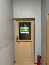 もう一つの扉を開けると左手正面が大会議室です。 - いいオフィス松山 by COMOL 千舟町 大会議室の室内の写真