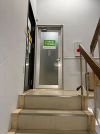 階段で2階に上がってすぐ正面の扉から入って - いいオフィス松山 by COMOL 千舟町 大会議室の室内の写真
