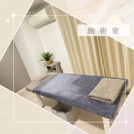 施術室とワゴン、着替え有り - 小顔整体サロンREARX 癒しのプライベートサロン REARXの室内の写真