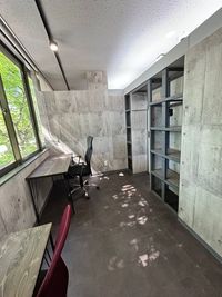 荷物の置ける棚、可動タイプの机なので、フレキシブルにご利用いただけます。※消防法の関係で壁の上部が吹き抜けになっています - FLEXIBLE OFFICE JUPITER 個室Dの室内の写真