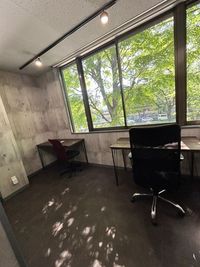 桜通りに面した大きな窓が魅力です - FLEXIBLE OFFICE JUPITER 個室Dの室内の写真