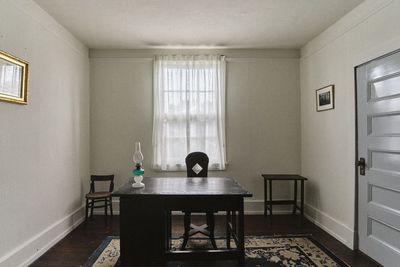 シンプルな洋室とアンティークの家具 - YOSHIDATEI (吉田悦蔵邸) 1913年築の洋館ハウススタジオの室内の写真