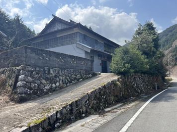 善宝古民家 自然に囲まれ、シンプルで心を豊かにする便利な古民家の外観の写真