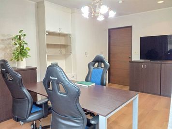 テーブルを移動すれば、マッサージや整体、リラクゼーションなど、施術スペースとしてもご利用可能。 - レンタルスペース「LuLuAs」 ミーティングスペースの室内の写真