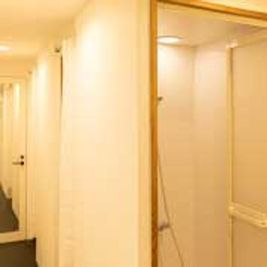 シャワールームもお使いいただけます！ - ACCEA FITNESS麹町店　貸マットスペースの室内の写真