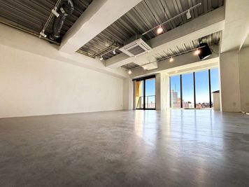 6階55㎡フロア。名古屋の景色を一望できる開放的でスタイリッシュ、お洒落な空間。 - WORLD STUDIO（ワールドスタジオ） ロケーション抜群、開放的でスタイリッシュ、お洒落なスタジオ7階の室内の写真