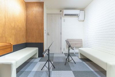ゆったりとしたベンチで対面の楽器レッスンにも。管楽器や弦楽器にもおすすめ。 - 音ラボ -est- 音楽レッスン、個人練習向け音楽スタジオの室内の写真