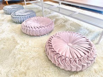 かわいいクッションのご用意もございます🌸 - nuage 宇都宮 nuage 宇都宮 🌸オープン記念セール実施中🌸の室内の写真