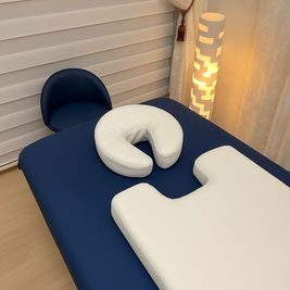 キャスター付きチェアやクッション類を完備。快適な姿勢で施術に集中できます。 - 完全個室｜エステ・整体◎ Oasis越谷 Oasis越谷レンタルサロン｜清潔・非対面対応の設備の写真