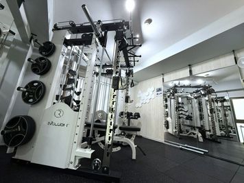 ジムスペース　全身鏡4枚設置 - レンタルジムPullPull レンタルジムpullpull（プルプル）西新宿店の室内の写真