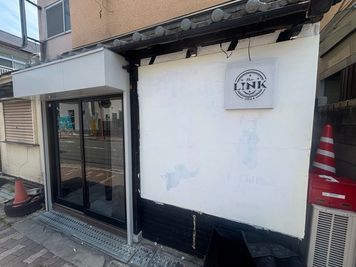 1階はbarLINKが入っている建物になります - bar LINK 【2階】キッチン付きレンタルスペースの外観の写真
