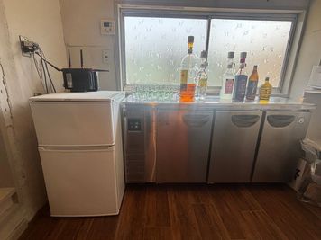 冷蔵庫・冷蔵庫ご自由にお使いください。 - bar LINK 【2階】キッチン付きレンタルスペースの設備の写真
