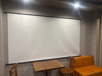 100インチのスクリーン
プロジェクターと合わせて映画など楽しめます。 - bar LINK 【2階】キッチン付きレンタルスペースの設備の写真