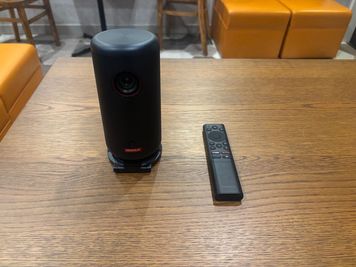 高精細プロジェクター
Nebula Capsule。100インチのプロフェクターに投影可能。
YouTubeの視聴やHDMI接続で各種ゲームの楽しめます。 - bar LINK 【2階】キッチン付きレンタルスペースの設備の写真