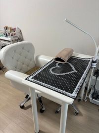 ネイルデスク、ネイルチェア完備 - 【NEWOPEN】名古屋駅５分⭐️ネイリスト専門レンタルサロン 【名古屋駅徒歩５分】ネイリスト専門スペース/カラーレンタル可　の室内の写真