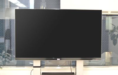 大型TVモニタ完備です。PC接続はもちろんテレビ番組も映ります。 - Creative Lab. 代々木 会議室・フリースペースの設備の写真