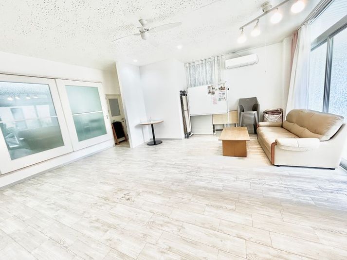 P有★自然光入る大型窓＆白いウッドテラス/ダンス/スペースリブラ - 【P有り】自然光入る大型テラス窓と白いウッドテラス/ダンスリブラ