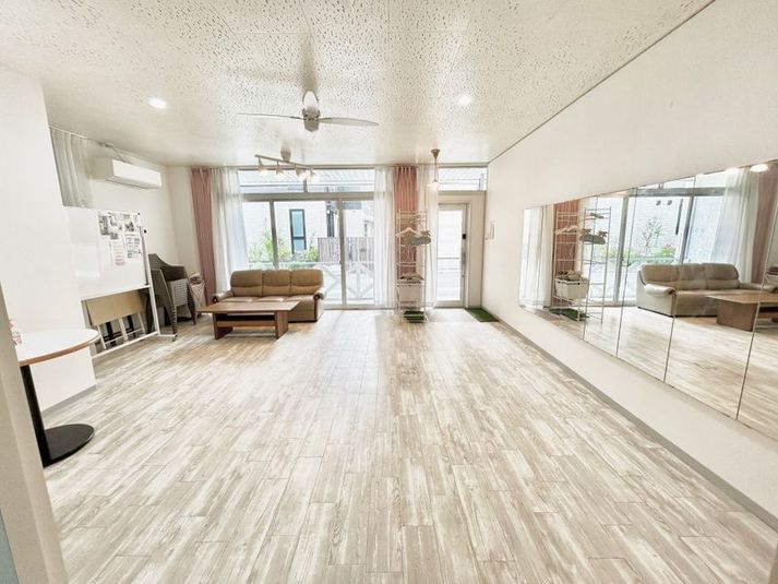 P有★自然光入る大型窓＆白いウッドテラス/ダンス/スペースリブラ - 【P有り】自然光入る大型テラス窓と白いウッドテラス/ダンスリブラ